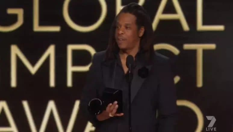 Cantor Jay-Z é acusado de ter estuprado menina de 13 anos com P. Diddy, diz site