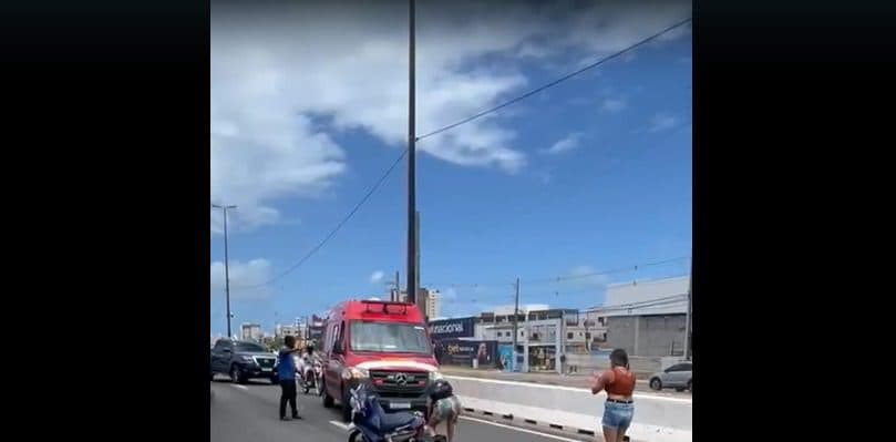 Mulher fica ferida no rosto após sofrer queda de moto no trecho em obras da BR-230, em Cabedelo