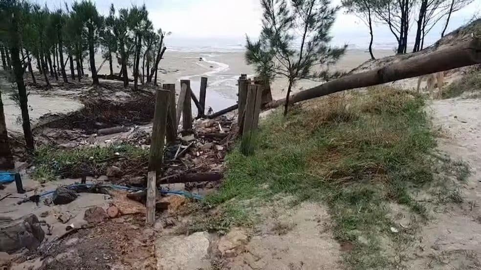 VÍDEO: Tsunami meteorológico destrói ponte, derruba muros, árvores e atinge casas em Santa Catarina