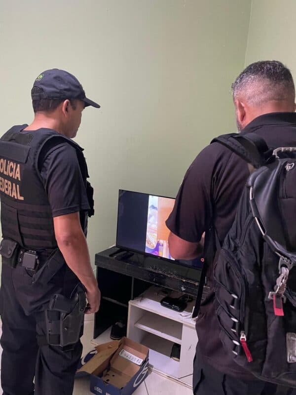 Polícia Federal faz busca e apreensão em casa de homem em Monteiro durante operação contra abuso sexual infantil