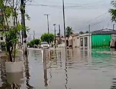 VÍDEO: chuvas deixam ruas de Cruz do Espírito Santo alagadas