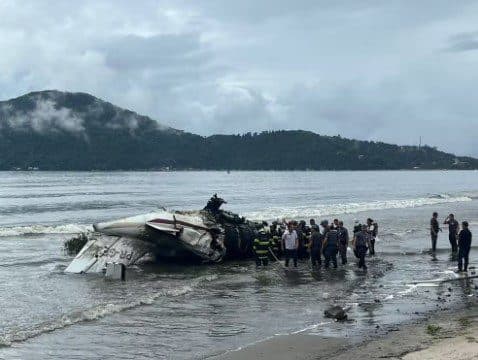Avião vara a pista em aeroporto de Ubatuba, vai parar na praia e explode