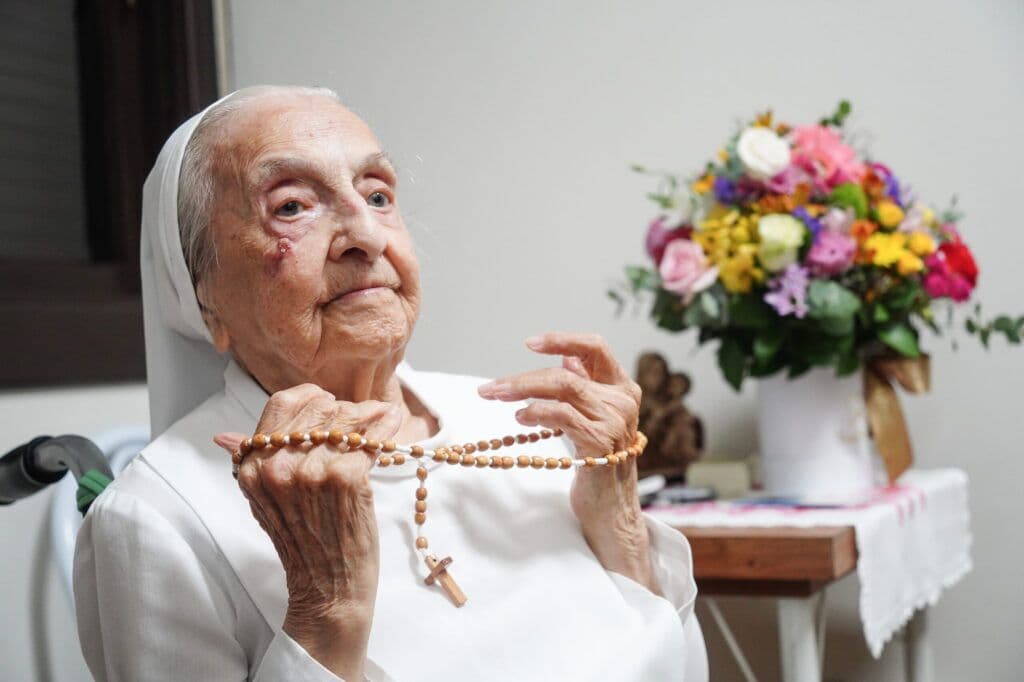 Aos 116 anos, freira brasileira é considerada a pessoa mais velha do mundo