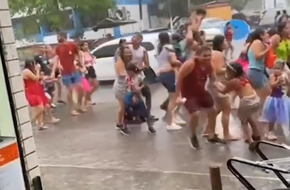 VÍDEO: raio cai próximo a desfile de bloco de Carnaval em Alagoa Grande e assusta foliões