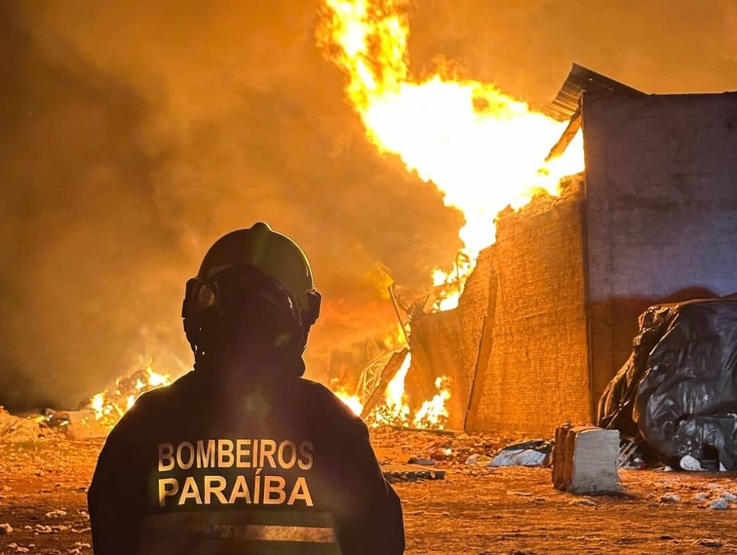 Incêndio de grandes proporções atinge galpão de algodão em Sousa