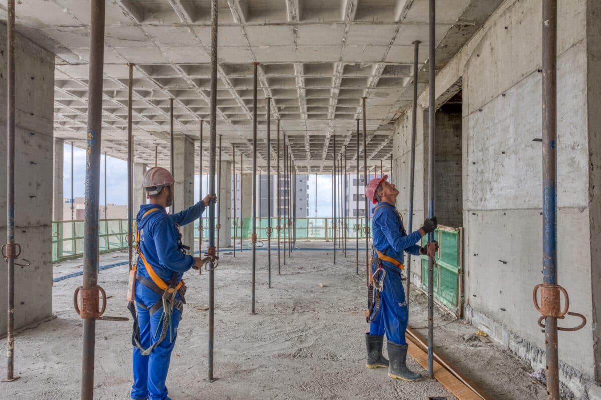 Construtora oferece mais de 50 oportunidades de emprego na construção civil; saiba como concorrer