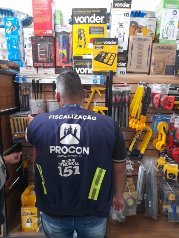 Mais de 90 produtos vencidos são retirados e loja de material de construção é autuada pelo Procon em Campina Grande