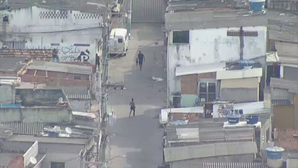 Tiroteio fecha vias expressas, deixa 4 baleados, e helicóptero da polícia atingido faz pouso forçado no Rio de Janeiro