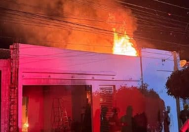 FOTOS E VÍDEOS: incêndio destrói imóvel no centro de São Bento