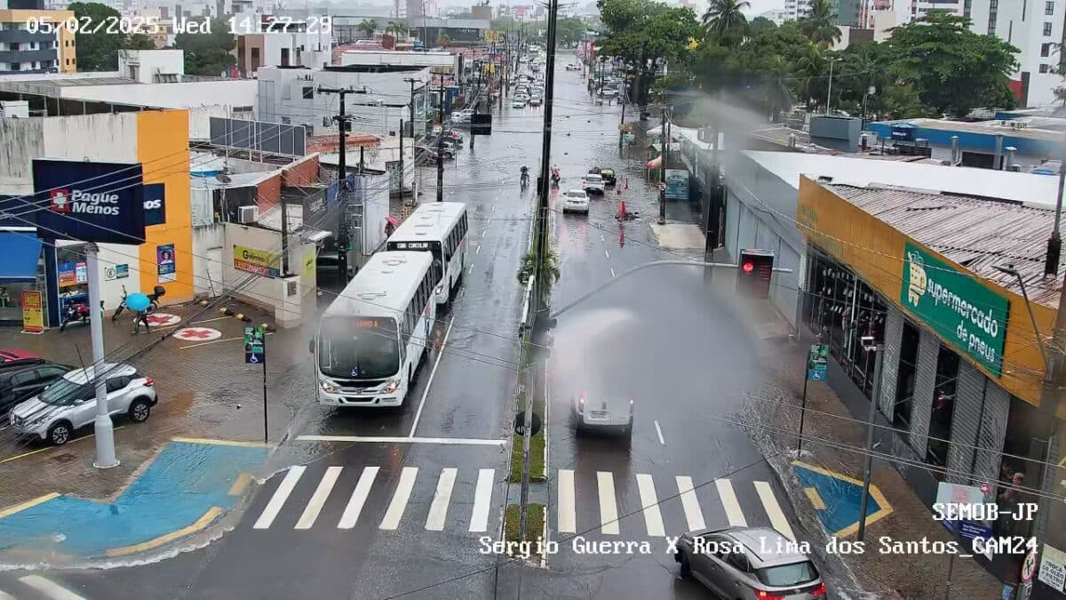 MAIS CHUVA: água acumulada invade casas, lojas e ruas e dificulta trânsito em João Pessoa nesta quarta-feira