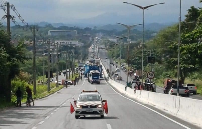 'Carreta do transformador' segue viagem por Campina Grande, modifica trânsito e chama atenção de populares