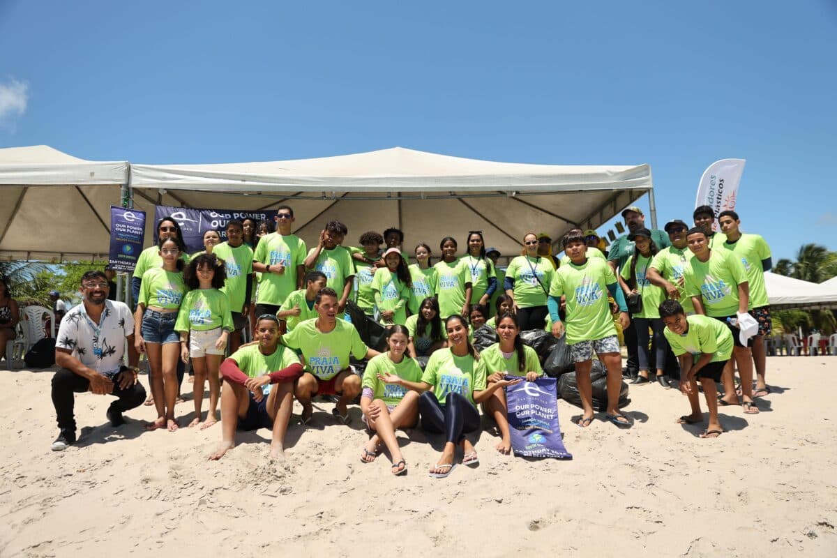 Sacolas biodegradáveis e panfletos sobre coleta seletiva são distribuídos em mutirão de limpeza em Cabedelo