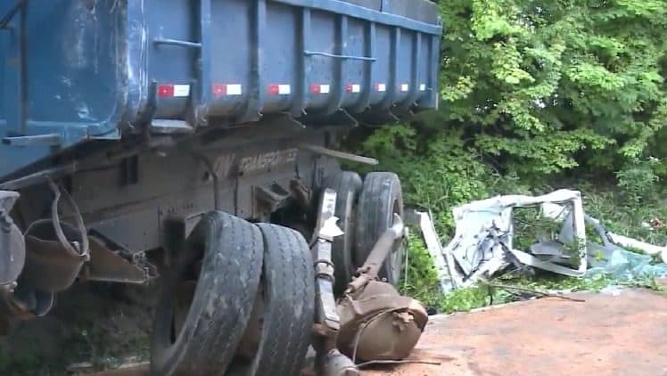 Acidente entre caminhões deixa motorista ferido e trânsito lento, no Cuiá