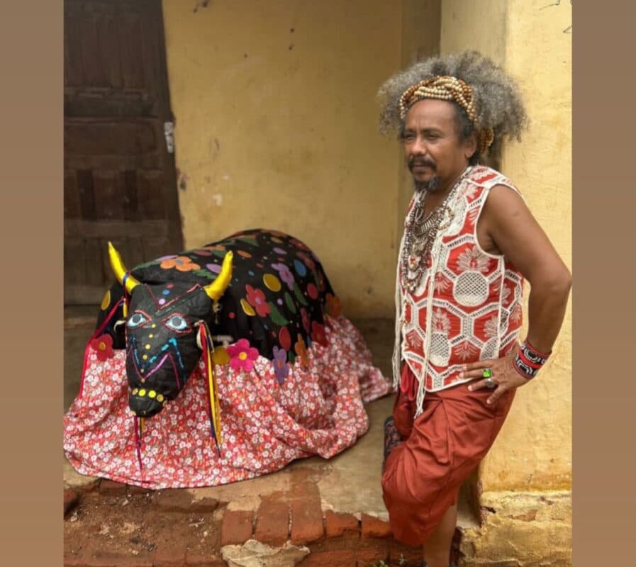 30 anos após lançamento de Mama África, Chico César regrava clipe nas ruas de Catolé do Rocha