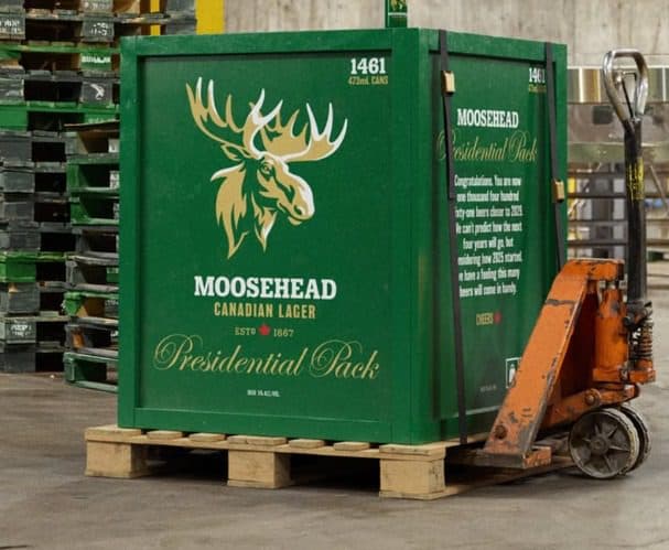 Cervejaria lança caixa com 1.461 latinhas