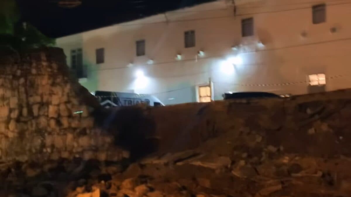 VÍDEO: muro do mosteiro Beneditino desaba, no centro de João Pessoa