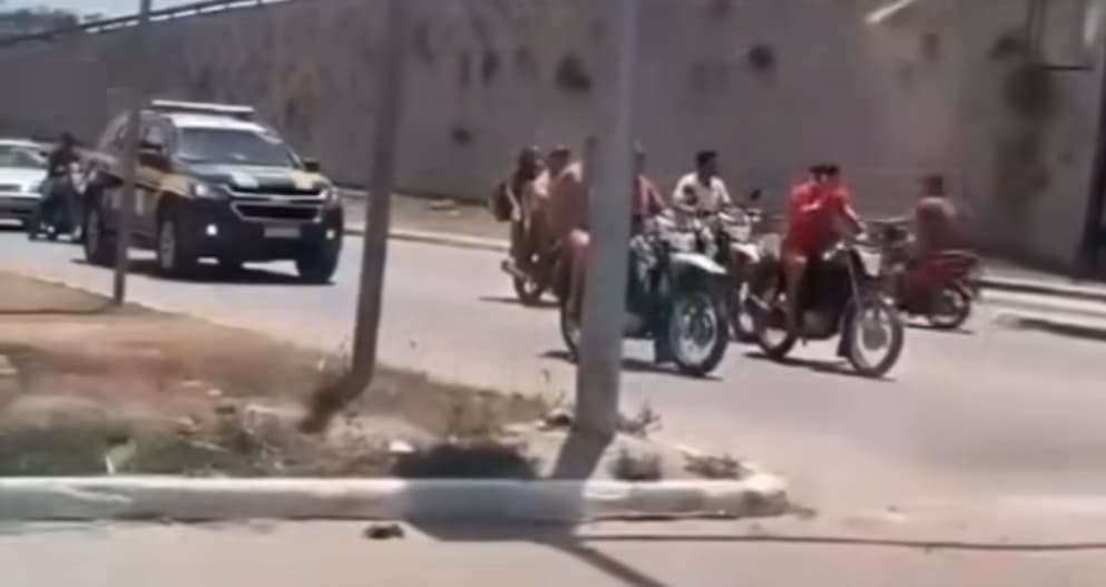 VÍDEO: popular flagra motociclistas sem capacete e com dois passageiros, ao lado de viatura de PRF na Paraíba, e registro viraliza