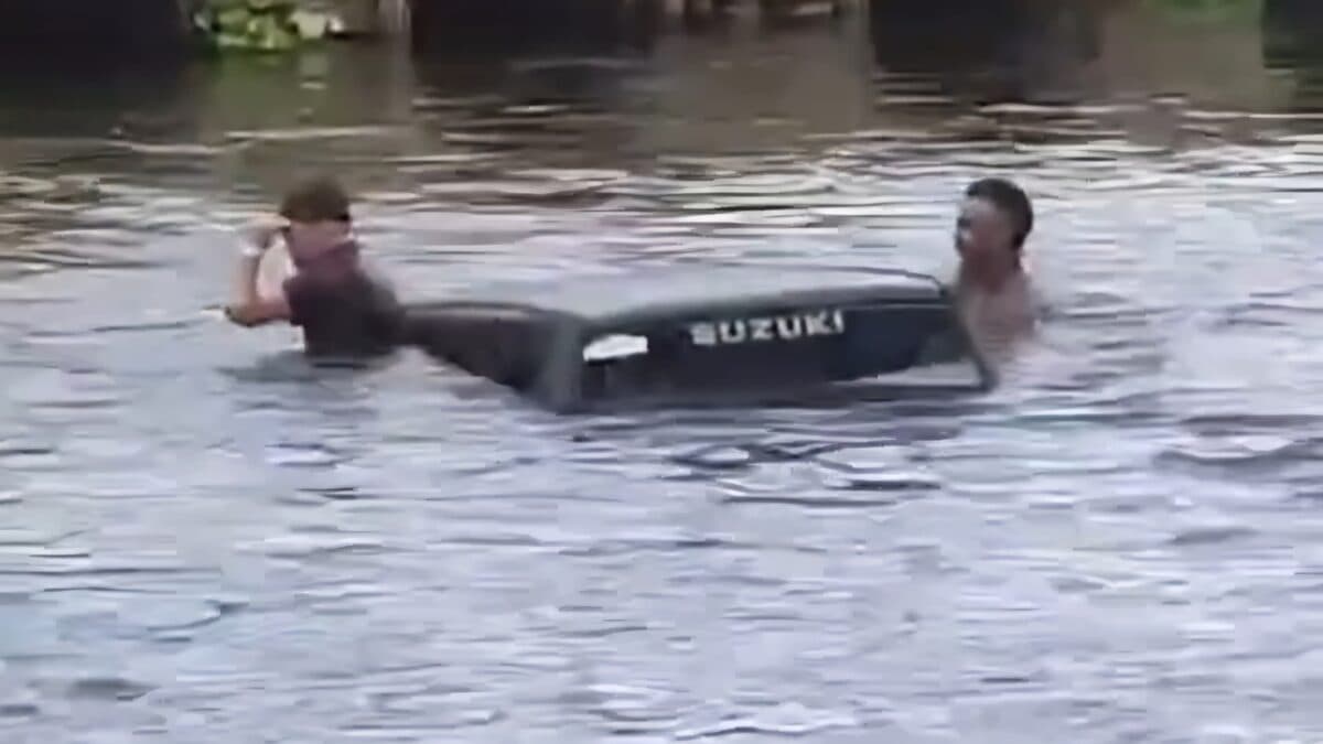 VÍDEO: durante festa de carnaval, carro atola e fica submerso em rio na Paraíba