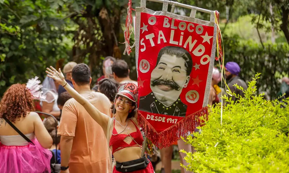 Poema charada convida foliões para cortejo de carnaval em Brasília