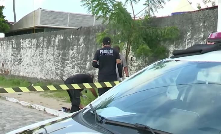 Homem é morto com disparos de arma de fogo no meio da rua, em Bayeux