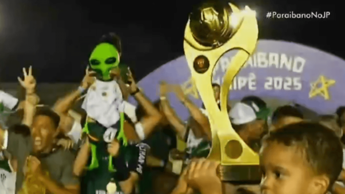 Troféu do Paraibano desmonta durante comemoração do Sousa; veja vídeo