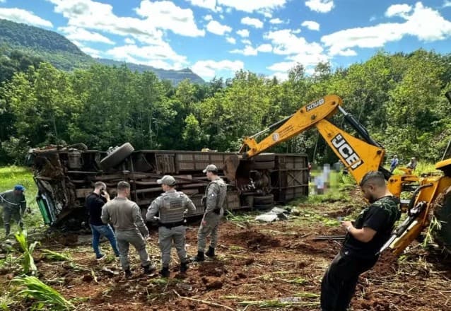 Ônibus com estudantes tomba em ribanceira e deixa 7 mortos e mais de 20 feridos no Rio Grande do Sul