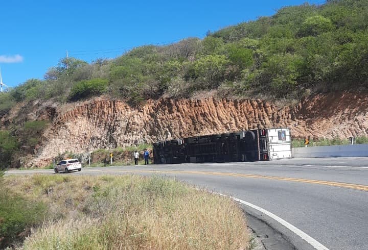 Carreta com hortifruti tomba em trecho da BR-230, na serra de Santa Luzia