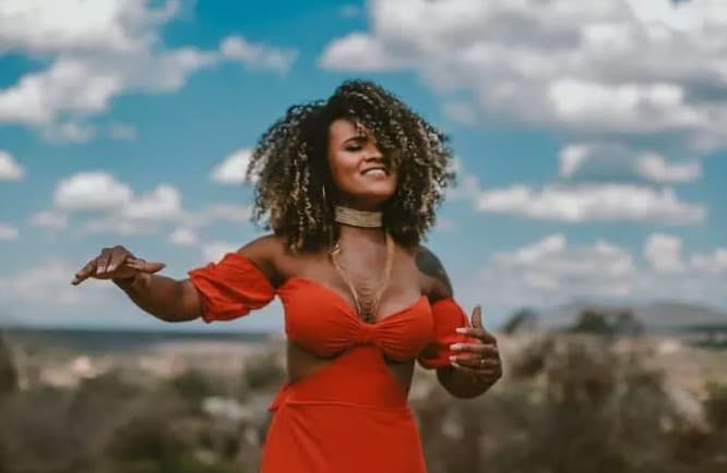 Dandara Alves apresenta samba e forró no Sabadinho Bom  desta semana