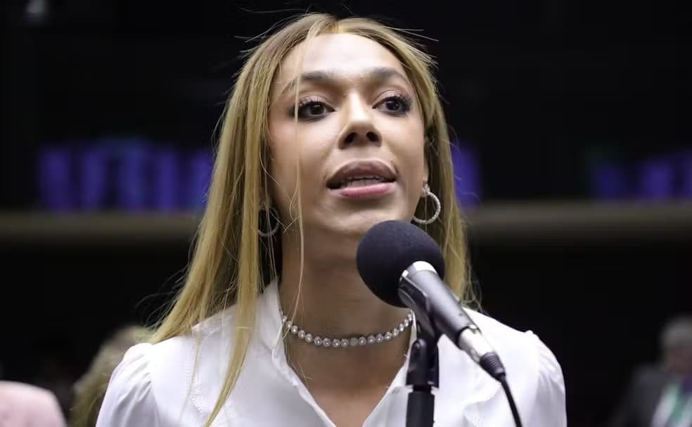 Governo Trump altera gênero de Erika Hilton para masculino em visto para EUA; ‘Transfobia de Estado’, afirma deputada