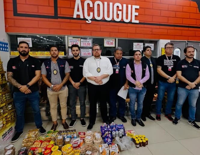 Procon de João Pessoa interdita supermercado após encontrar alimentos estragados e espalhados pelo chão