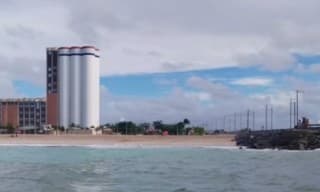 Homem fica ferido após ser lançado pela água contra pedras em praia de Cabedelo