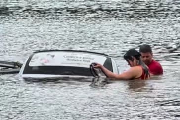 Carro desgovernado cai e afunda com pessoas a bordo em açude de Santa Rita, Grande João Pessoa