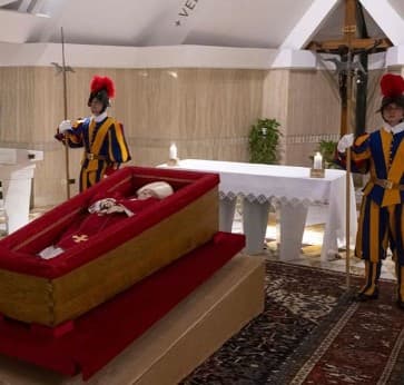 Corpo do Papa Francisco é velado na Capela da Casa Santa Marta e dia é dedicado às visitas dos funcionários do Vaticano