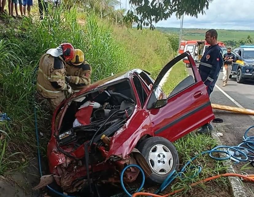 Bombeiros resgatam vítima presa às ferragens após carro sair da pista na BR-101, em Mamanguape