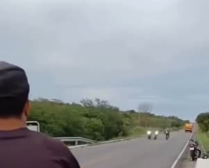Racha envolvendo três motos quase acaba em tragédia na BR-361 no Sertão paraibano