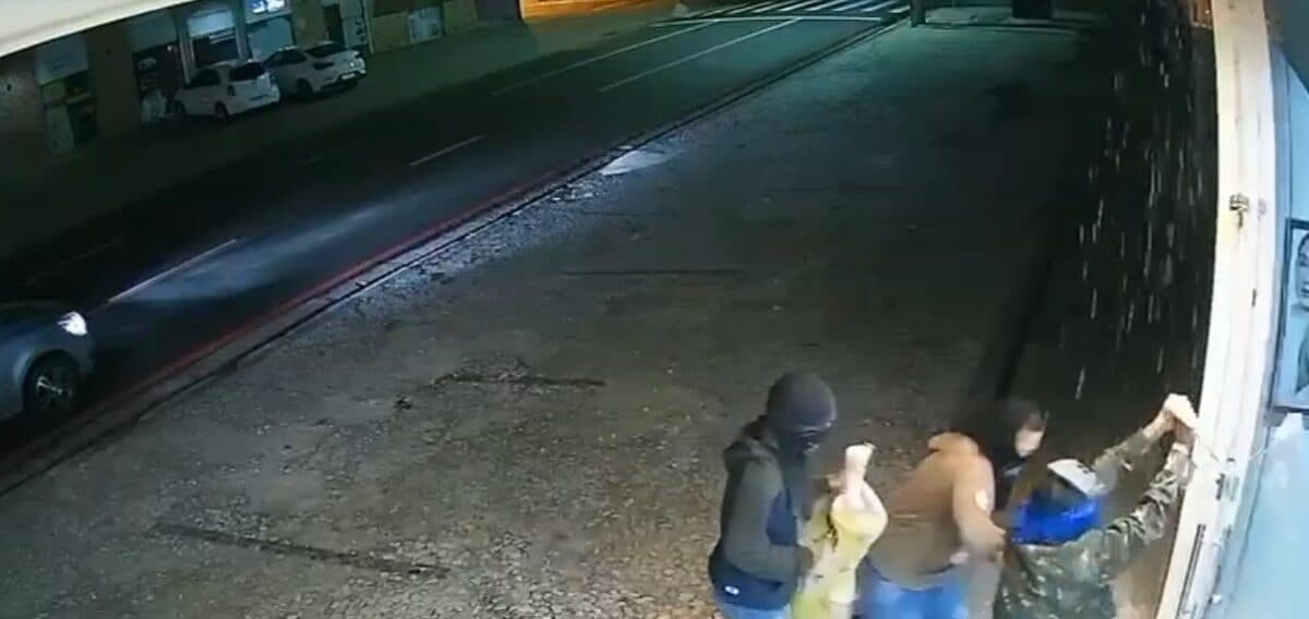 Marcha a ré: bandidos usam carro para tentar arrombar loja de surf em Mandacaru