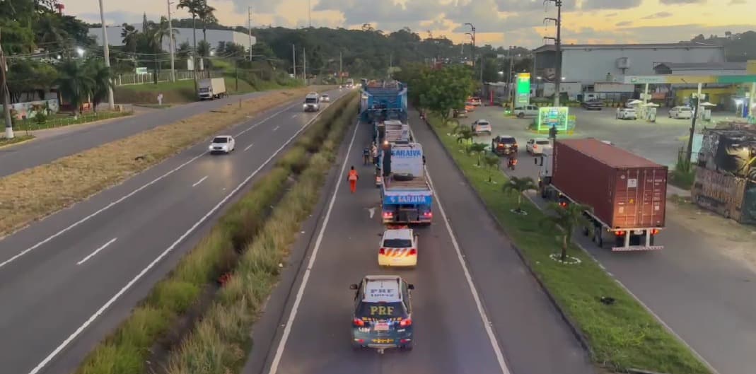 'Carreta do transformador' volta a percorrer BR-101 em Pernambuco, mas tem problema hidráulico; comboio deve chegar na Paraíba no dia 6
