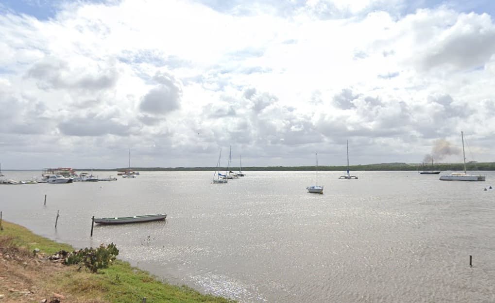Médico desaparece no rio Paraíba, após pular de lancha na praia do Jacaré
