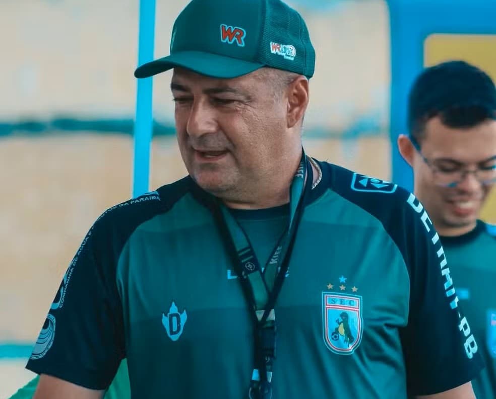 Em comum acordo, Sousa define saída do técnico Paulo Foiani