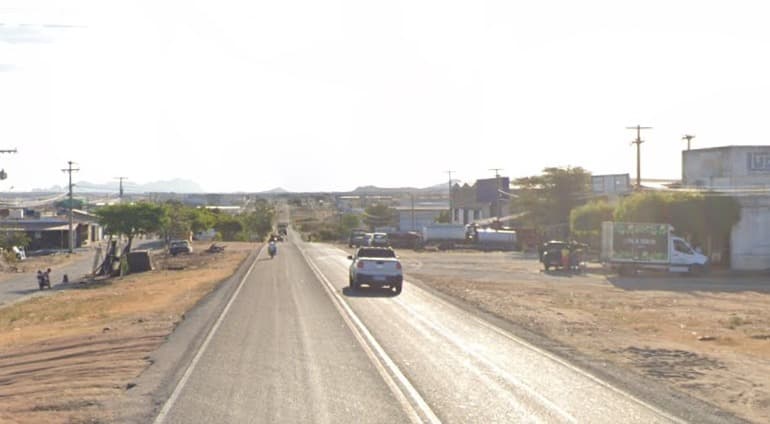 Caminhonete capota após colisão na BR-361 em Patos