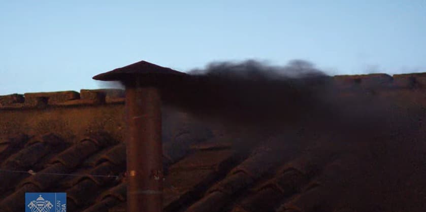 Fumaça preta: primeira votação termina sem escolha do novo papa e conclave continua amanhã