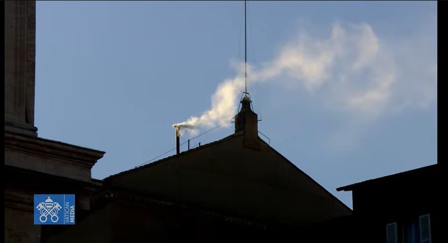 Fumaça branca: conclave elege novo papa