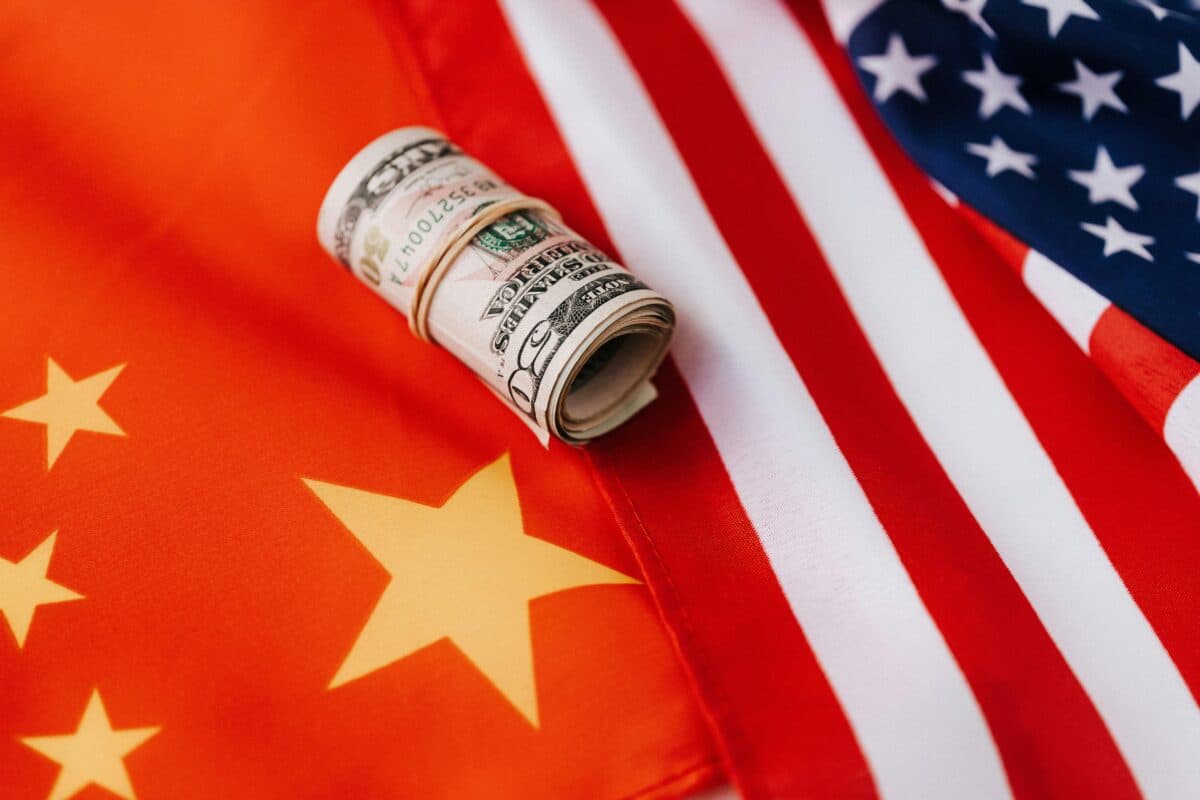 Estados Unidos e China anunciam redução de tarifas recíprocas após acordo durante reunião em Genebra