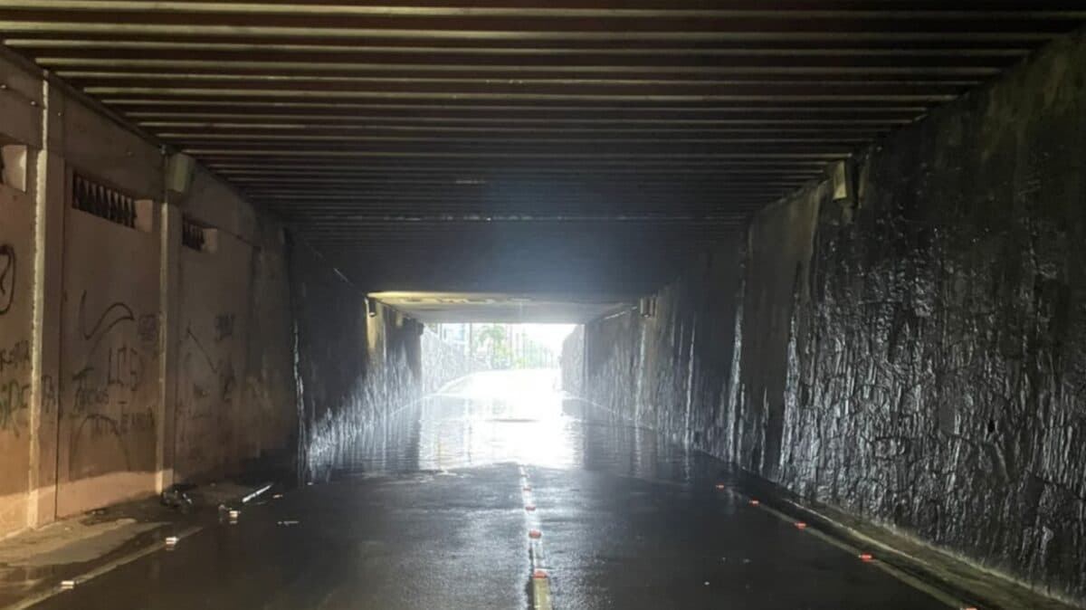 Chuvas: túnel Damásio Franca alaga e trânsito é modificado no centro de João Pessoa