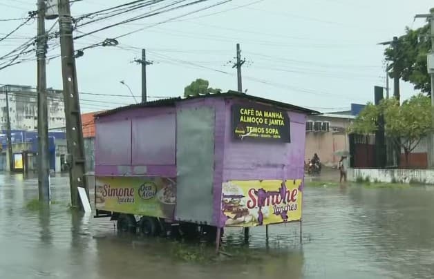 Chuva no Grande Recife: duas pessoas morrem após levar choque elétrico em avenida alagada