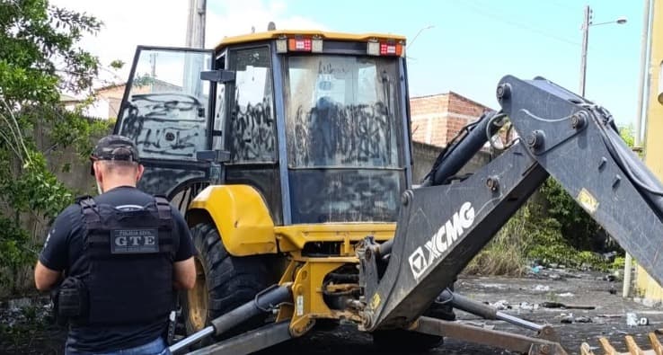 Polícia recupera em Campina Grande retroescavadeira furtada em São Sebastião de Lagoa de Roça