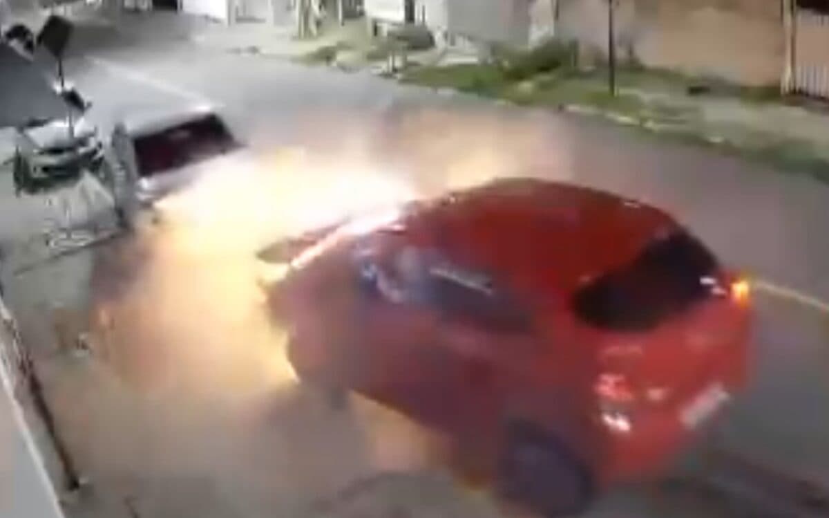 VÍDEO: carro pega fogo após colisão em Cruz das Armas