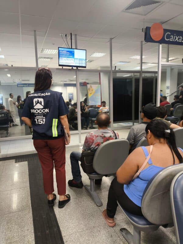 Procon multa banco em Campina Grande em R$ 220 mil por desrespeito à Lei da Fila e prática abusiva