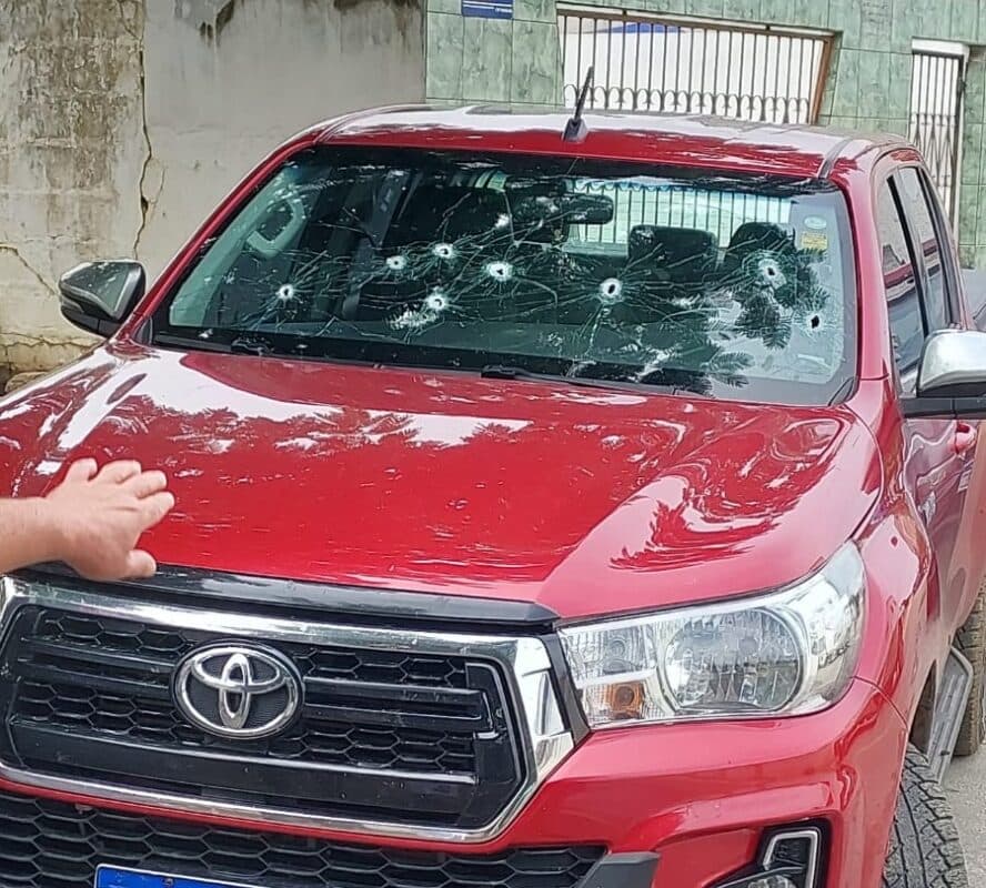 Bandidos atacam carro de juíza de Boqueirão com quase dez tiros e são baleados por marido da magistrada; dois criminosos morreram