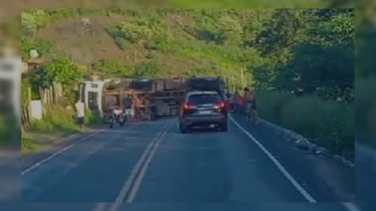 Acidente interrompe trânsito na rodovia entre Pirpirituba e Guarabira